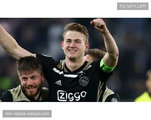 伤病速递:拜仁慕尼黑官方确认,德里赫特左膝内侧副韧带扭伤 伤病速递:拜仁慕尼黑官方确认,德里赫特左膝内侧副韧带扭伤