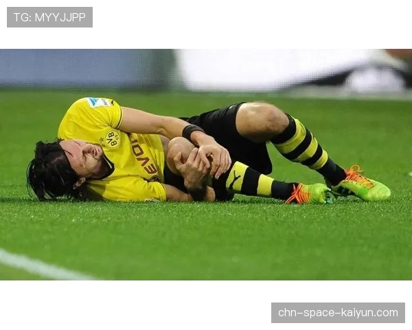 官方：塞维利亚后卫马尔考左膝十字韧带撕裂，赛季提前报销